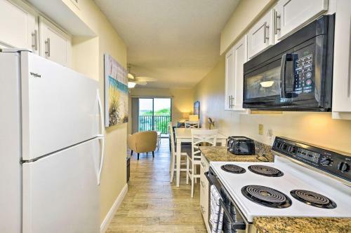 Apartamento Sun-soaked Condo With Balcony - Steps To Beach!