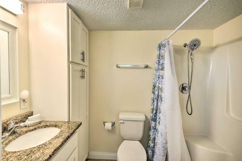 Apartamento Sun-soaked Condo With Balcony - Steps To Beach!