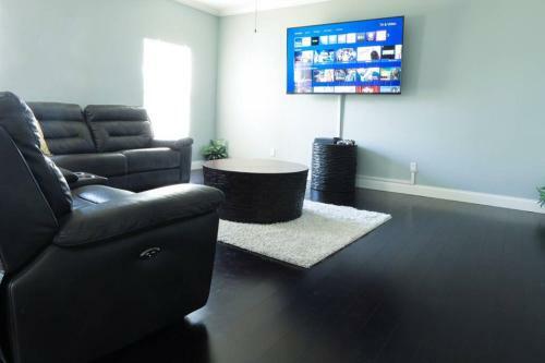 Huge Home!! Pool Table Near Stadium & Beach
