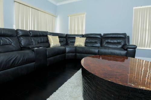 Huge Home!! Pool Table Near Stadium & Beach