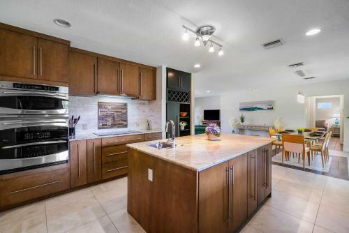 Steps To Beach! Luxe Stay/chef's Kitchen, Bbq & Lanai