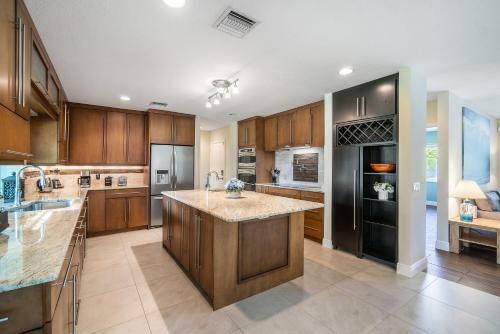 Steps To Beach! Luxe Stay/chef's Kitchen, Bbq & Lanai