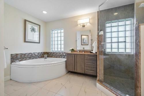 Steps To Beach! Luxe Stay/chef's Kitchen, Bbq & Lanai