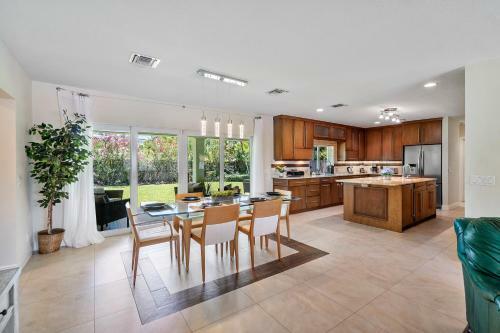 Steps To Beach! Luxe Stay/chef's Kitchen, Bbq & Lanai