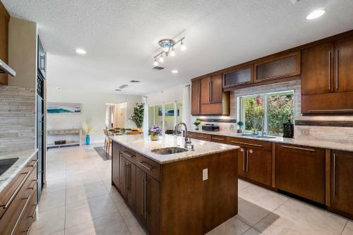 Steps To Beach! Luxe Stay/chef's Kitchen, Bbq & Lanai