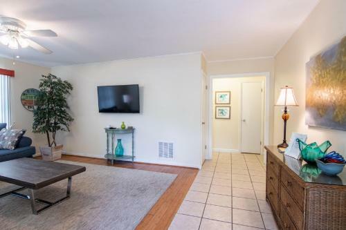 Cozy Tropical Bungalow Duplex With Heated Pool