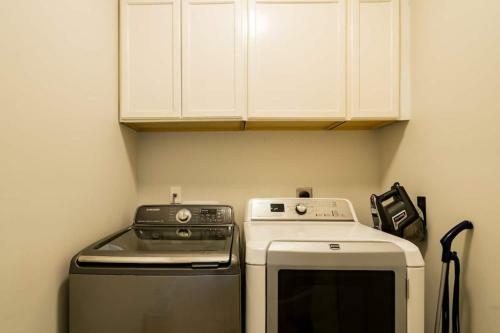 Spacious Vacation Rental In Sarasota / Private Pool / Game Room With Pool Table