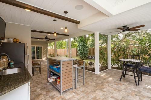 Spacious Vacation Rental In Sarasota / Private Pool / Game Room With Pool Table
