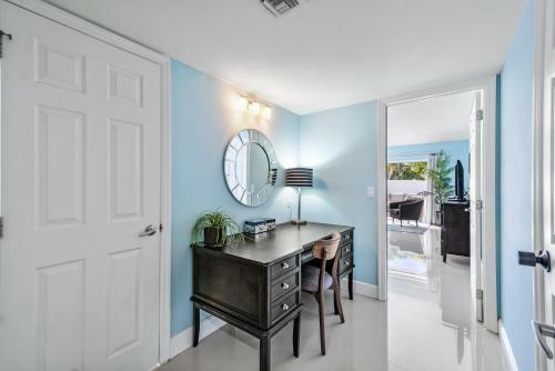 Heated Pool/htub & Pool Cabana W/tv Walk To Beach!