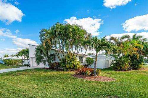 Heated Pool/htub & Pool Cabana W/tv Walk To Beach!