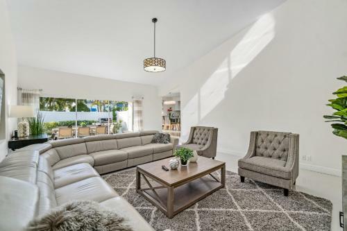 Heated Pool/htub & Pool Cabana W/tv Walk To Beach!