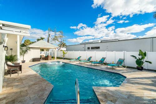 Heated Pool/htub & Pool Cabana W/tv Walk To Beach!