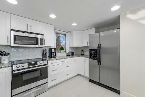 Heated Pool/htub & Pool Cabana W/tv Walk To Beach!