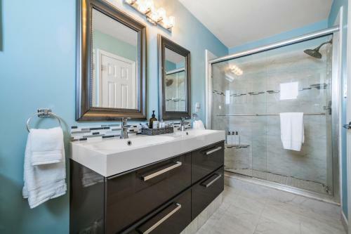 Heated Pool/htub & Pool Cabana W/tv Walk To Beach!