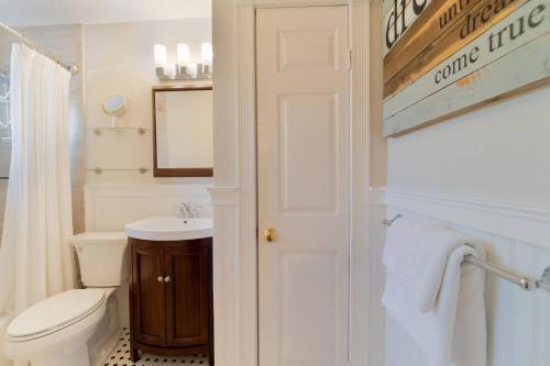 Tropical Nola Studio Vacation Rental