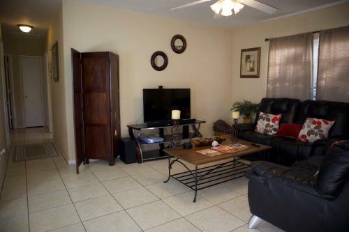 Great Location Near Downtown & Airport