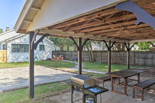 1940s Cottage With Mid Century Vibe And Patio!