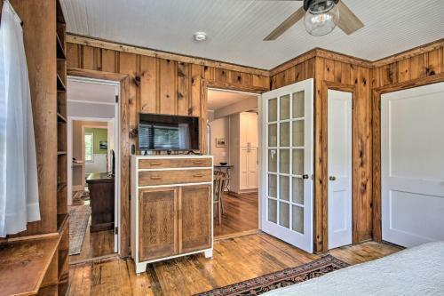 1940s Cottage With Mid Century Vibe And Patio!