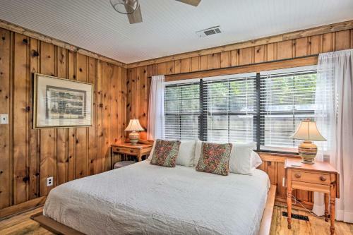 1940s Cottage With Mid Century Vibe And Patio!