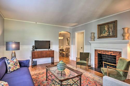 1940s Cottage With Mid Century Vibe And Patio!