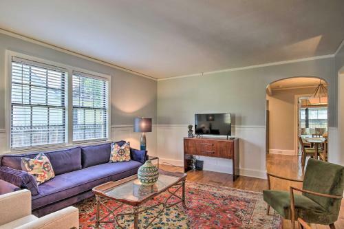 1940s Cottage With Mid Century Vibe And Patio!