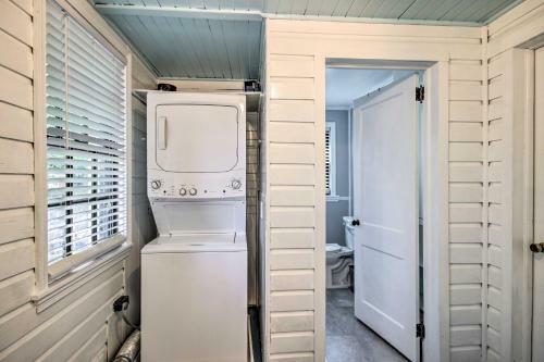 1940s Cottage With Mid Century Vibe And Patio!