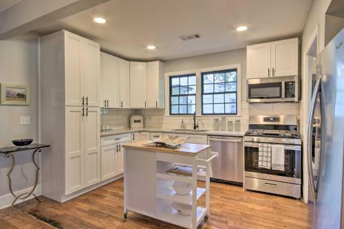 1940s Cottage With Mid Century Vibe And Patio!