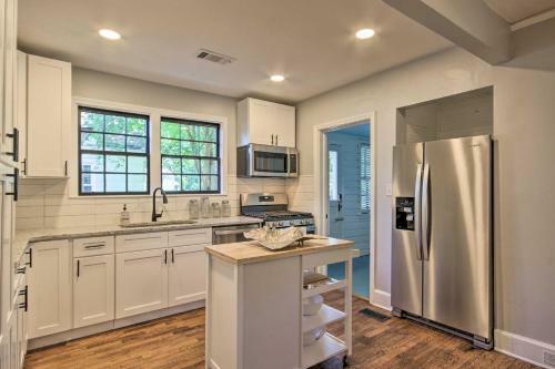1940s Cottage With Mid Century Vibe And Patio!