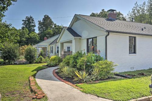 1940s Cottage With Mid Century Vibe And Patio!