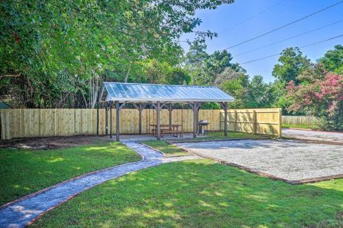 1940s Cottage With Mid Century Vibe And Patio!