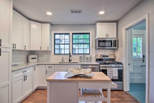 1940s Cottage With Mid Century Vibe And Patio!