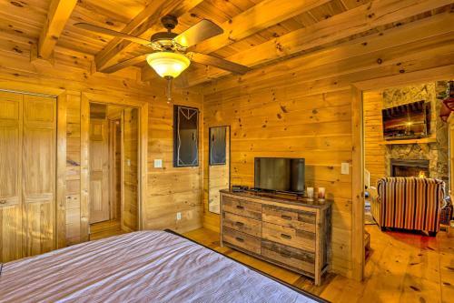Lovely Log Cabin And Bunkhouse With Views And Yard!