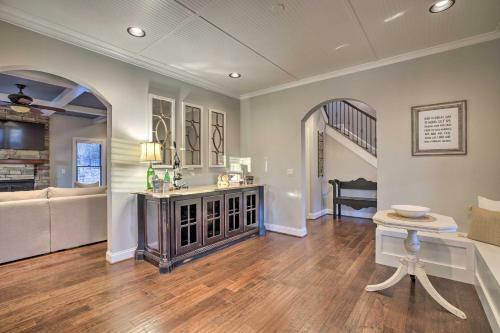 Spacious Lakefront Home With Screened-in Porch!