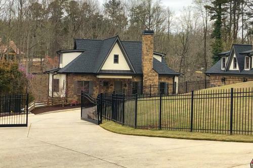 Spacious Lakefront Home With Screened-in Porch!