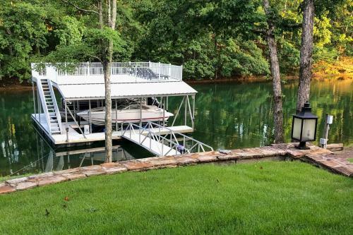 Spacious Lakefront Home With Screened-in Porch!