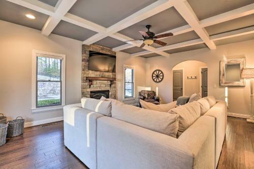 Spacious Lakefront Home With Screened-in Porch!