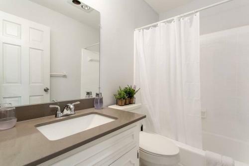 Lakefront Home-2car Garage-tvs-luxury Master Suite