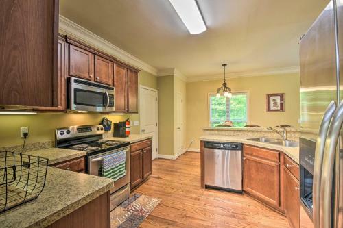 Idyllic Dahlonega House Hike, Sip, And Explore!
