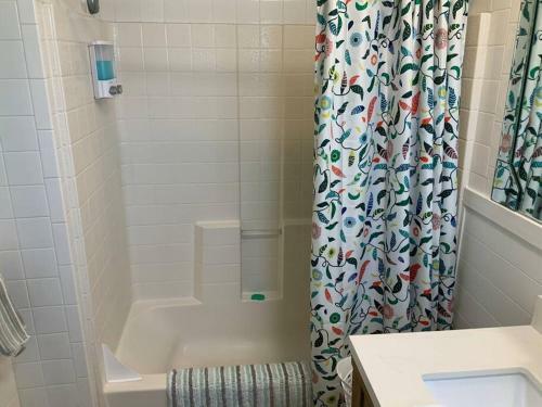 Cozy Cottage On Mad Beach - Newly Renovated!!