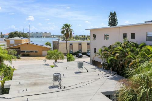 Madeira Del Mar 305 Brand New, Stunning, Steps To Beach, Pool