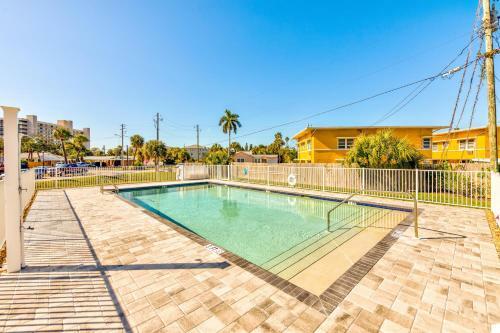 Madeira Del Mar 305 Brand New, Stunning, Steps To Beach, Pool