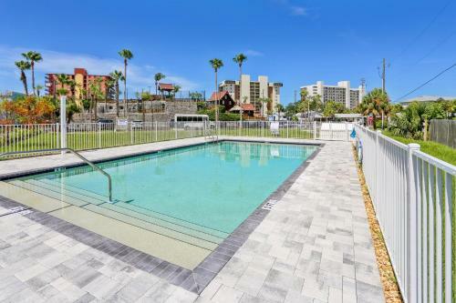 Madeira Del Mar 305 Brand New, Stunning, Steps To Beach, Pool