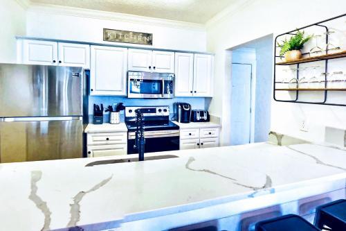 Apartamento Barefoot Bliss - Beachfront Condo - Sleeps 14
