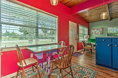 Vibrant Pcb Abode With Patio Walk To The Beach