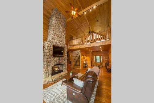 Christmas Lodge-secluded Near Downtown Blue Ridge