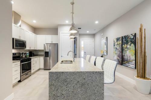 4 Br 4 Ba Villa Self Check-in Bbq & Full Kitchen