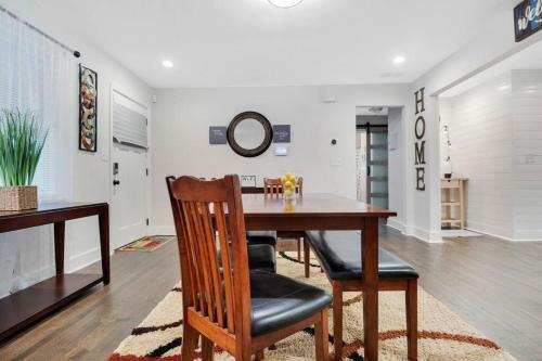 Charming City Cottage W/ Large Kitchen And Parking