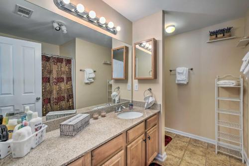 Elegant Townhome About 8 Mi To Downtown Atlanta!