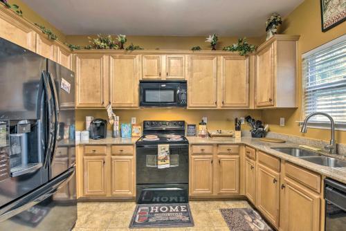Elegant Townhome About 8 Mi To Downtown Atlanta!