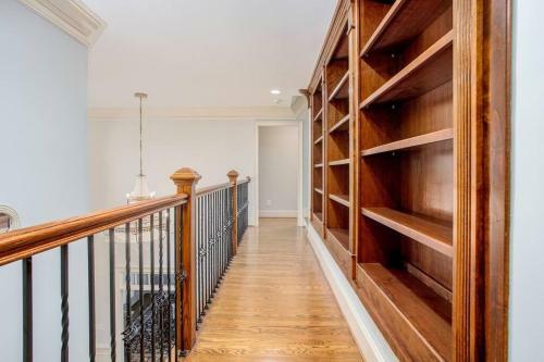 Beautiful 5br 5ba With Hot Tub In Sandy Springs